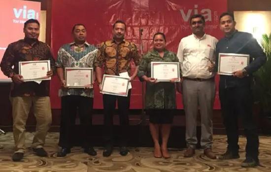 Karyawan Berprestasi Terima Penghargaan Penjualan Terbaik pada Acara Apresiasi Perusahaan